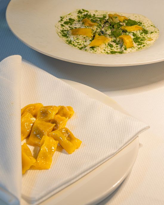 Plin di cappone alla griglia e il suo ragù, sedano verde, Casera Stravecchio