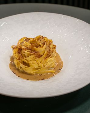 Tagliatelle al garum di agone del lago di Como, burro di montagna, polvere di prugne