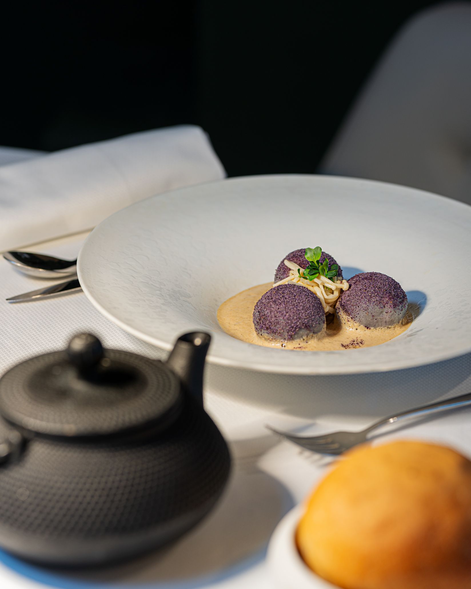 Sfera di patata blu di Starleggia, costine al lavec, funghi e consommè