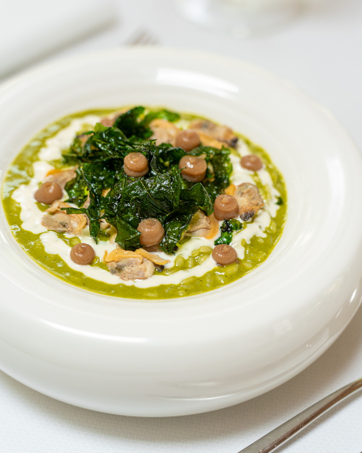 Risotto “Riserva San Massimo” cavolo nero, vongole veraci, kombucha di pere