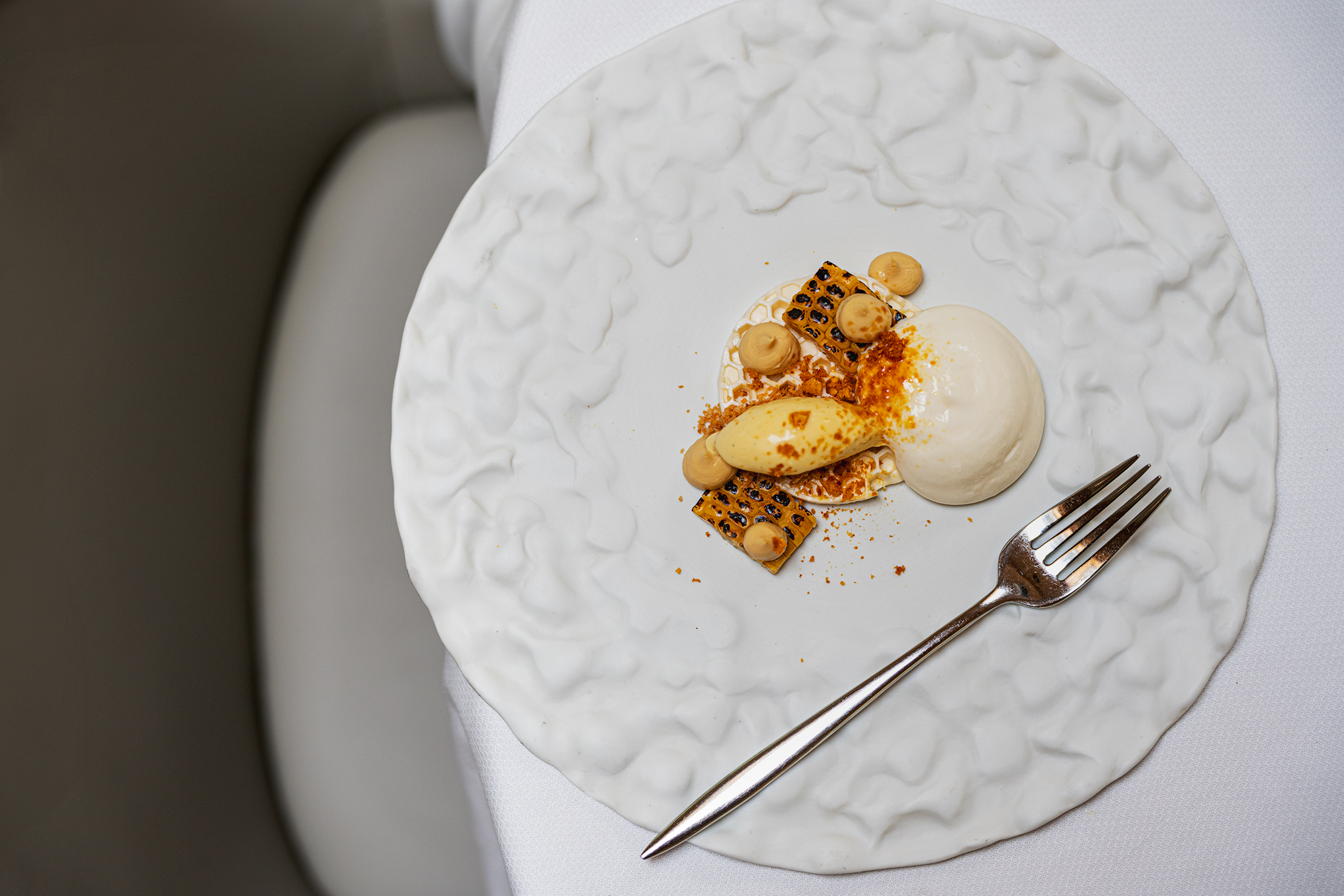 Granoturco caramellato e il suo gelato, semifreddo al latte di capra, croccante di miele castagno